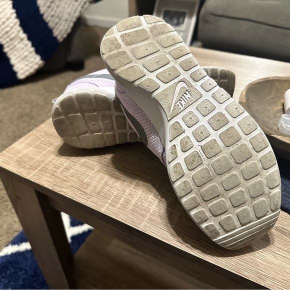 Nike Roshe lavender shoes - Picture 2 of 2